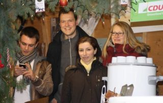 Jan Löffler und Helfer auf dem Benefiz Glühweinstand der CDU-Werdau