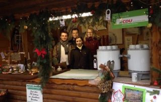 Helfer auf dem Benefiz Glühweinstandes der CDU-Werdau